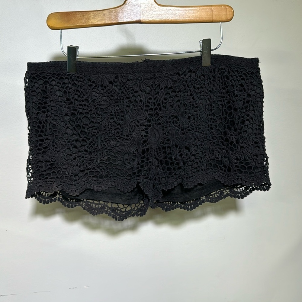 Wet Seal Woman’s Lace Lined Pull Up Short Size L